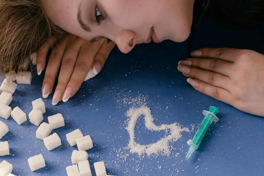 You are currently viewing Düşük Kan Şekeri (Hipoglisemi) Nedir? Belirtileri ve Dikkat Edilmesi Gerekenler